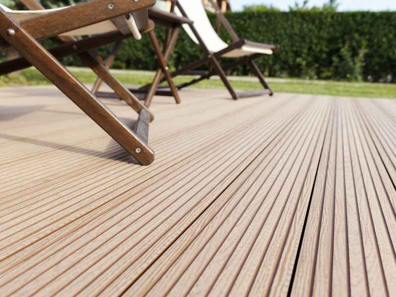 Penggunaan WPC Decking di Area Kolam Renang